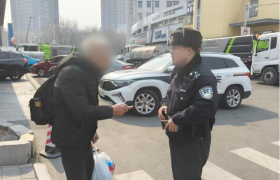 先锋派出所巡逻中暖心相助残疾老人办事