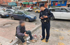 老人街头摔倒受伤 大成派出所民警巡逻中紧急施救暖人心