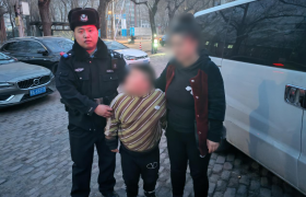 男孩街头走失哭泣 保健派出所民警巡逻中暖心相助寻家人