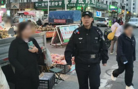 女子大意遗落手机 民警巡逻中快速寻回获赞誉