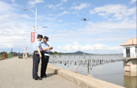 水陆空立体巡防 冰城公安守护松花江碧水清波