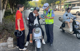 警保联动护出行 金秋宣教筑平安｜平安产险金华中心支公司联合交警开展双节交通安全宣传活动