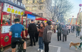 月亮岛夜市焕新回归，240米江畔市集点亮城市夜经济