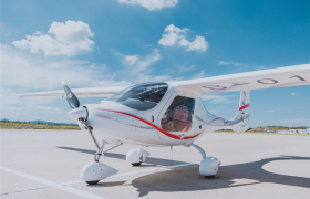 我国首款！新能源轻型运动类飞机正式交付：续航里程达280公里