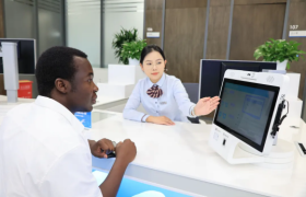 北京亦庄“E”支付咨询服务台让外籍人士消费更便捷