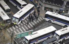 尹锡悦弹劾案宣判在即，韩国警方在宪法法院周边建成“车墙要塞”