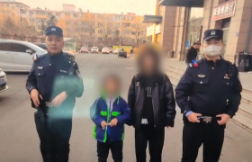 男孩贪玩走失路边哭泣 民警巡逻中暖心相助平安寻亲