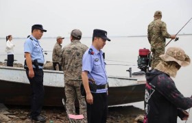 重拳亮剑护碧水 严打非法守江河