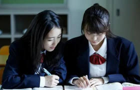 “双开门”大衣引领时尚潮流，成为新顶流