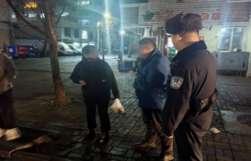 春雷行动：沉醉卧街“不知归” 民警援手送其回