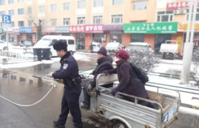 春雷行动：三轮车路边故障 通河公安暖心救助