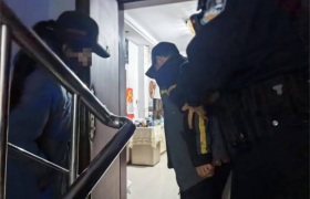 春雷行动：男子醉酒“酣睡” 街头 民警助其“返归途”