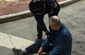 春雷行动：老人醉酒倒地，民警：“我送您回家！”