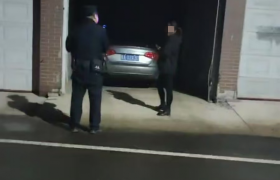 春雷行动：粗心车主忘锁车库门 巡逻民警深夜守护