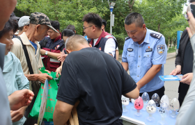 宾县公安局走进休闲广场开展“五无”社区禁毒宣传 筑牢平安防线