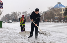 民警暖心救助摔倒环卫工人