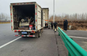 南岗分局长江路公安检查站服务救助过往车辆和群众过