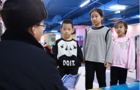 商场里的“安全游乐园”：民警亲子宣讲  共筑佳节平安线