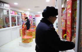 守住销售第一线：民警将安全燃放烟花爆竹宣传送进商户