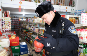 联合检查进“九小” 严把春节“安全关”