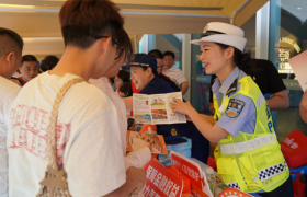 平安产险金华中心支公司联合金东区交警大队走进金漪湖招聘会 为求职学子送上“安全锦囊”