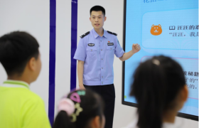 “警”彩零距离 安全伴成长