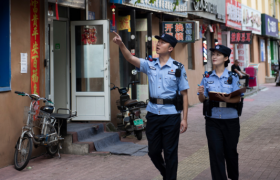 街头那抹“警察蓝” 是城市最暖的平安色