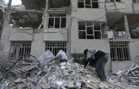 伊朗德黑兰：清理废墟 搬离家园