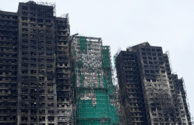 香港大埔宏福苑火灾致168人遇难，首场听证会举行，起火原因初步锁定为烟头：有身穿黄色带有“宏业”等字样T恤的工人抽烟