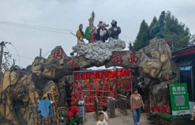 四川绵阳大爷“手搓”16年的西游公园火了，为什么越丑越有人去？
