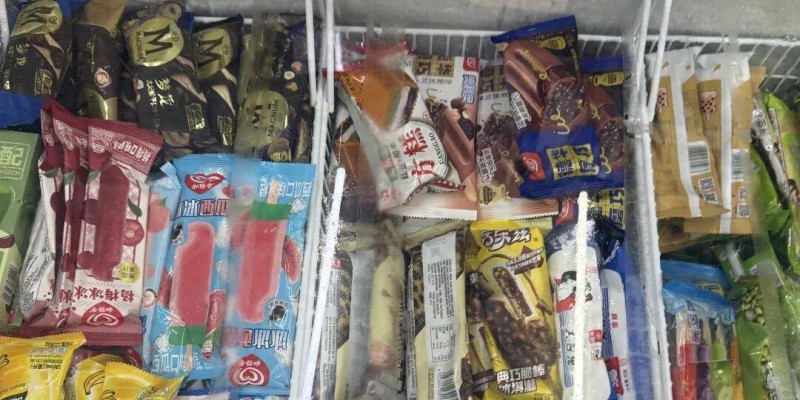 小店老板守着冰柜叹气：今年雪糕棒冰怎么没人吃了？