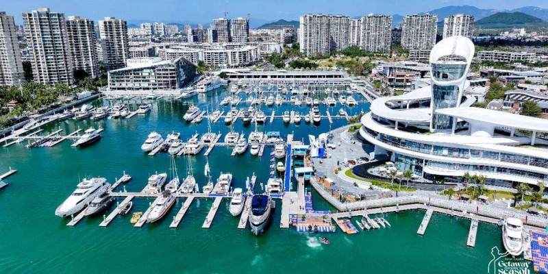 三亚边检站全力护航2026清水湾度假季暨国际游艇节顺利举办
