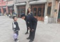 小孩街头不慎迷路 民警贴心护送回家