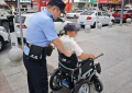 巡逻途中伸援手 民警助轮椅老人解困