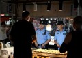 冰城公安：警灯照夜市 平安护烟火