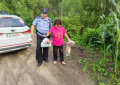 女子不慎崴脚，民警暖心守护