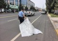 货物意外掉落  民警化身“搬运工”