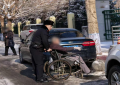轮椅老人滞留马路 民警巡逻中暖心救助护平安