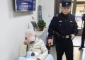 七旬老太复诊后迷路 民警及时伸援手