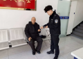 巡逻途中的暖心发现：雪堆里捡回“看病卡”