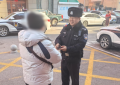 南岗公安分局民警巡逻中将帮助群众寻回失物